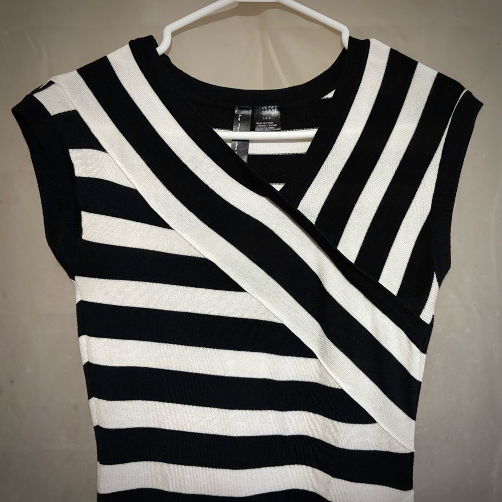 Le Temps Des Cerises-B&W-Striped W/Diagonal Cut Detail-Body Con-Long Top-Small